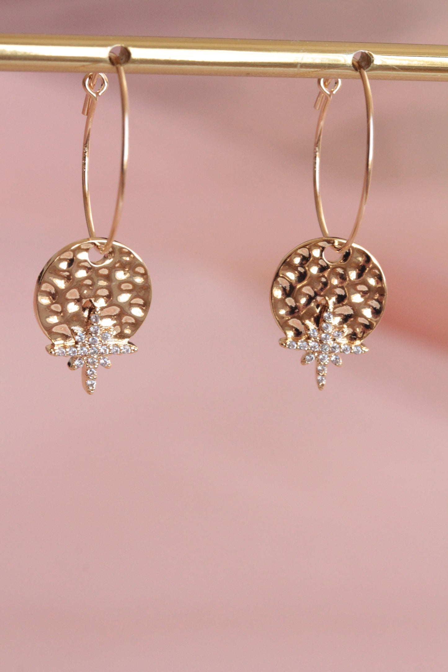 Mini créoles plaquées or avec pendentif sequin martelé et rose des vents