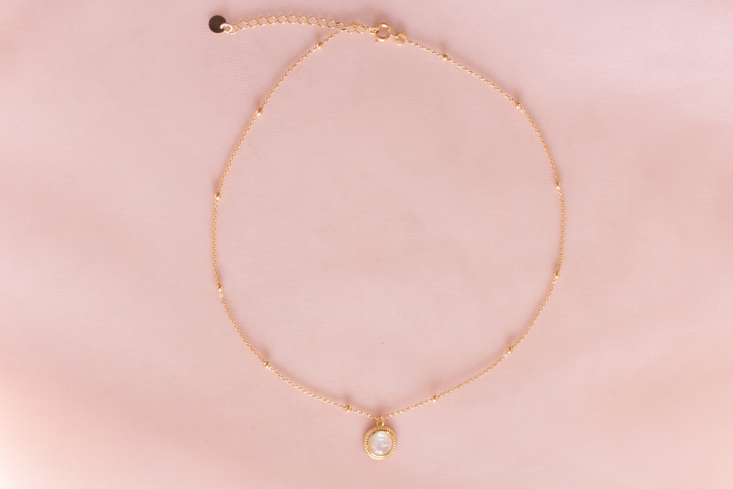 Collier minimaliste plaqué or avec pendentif nacre