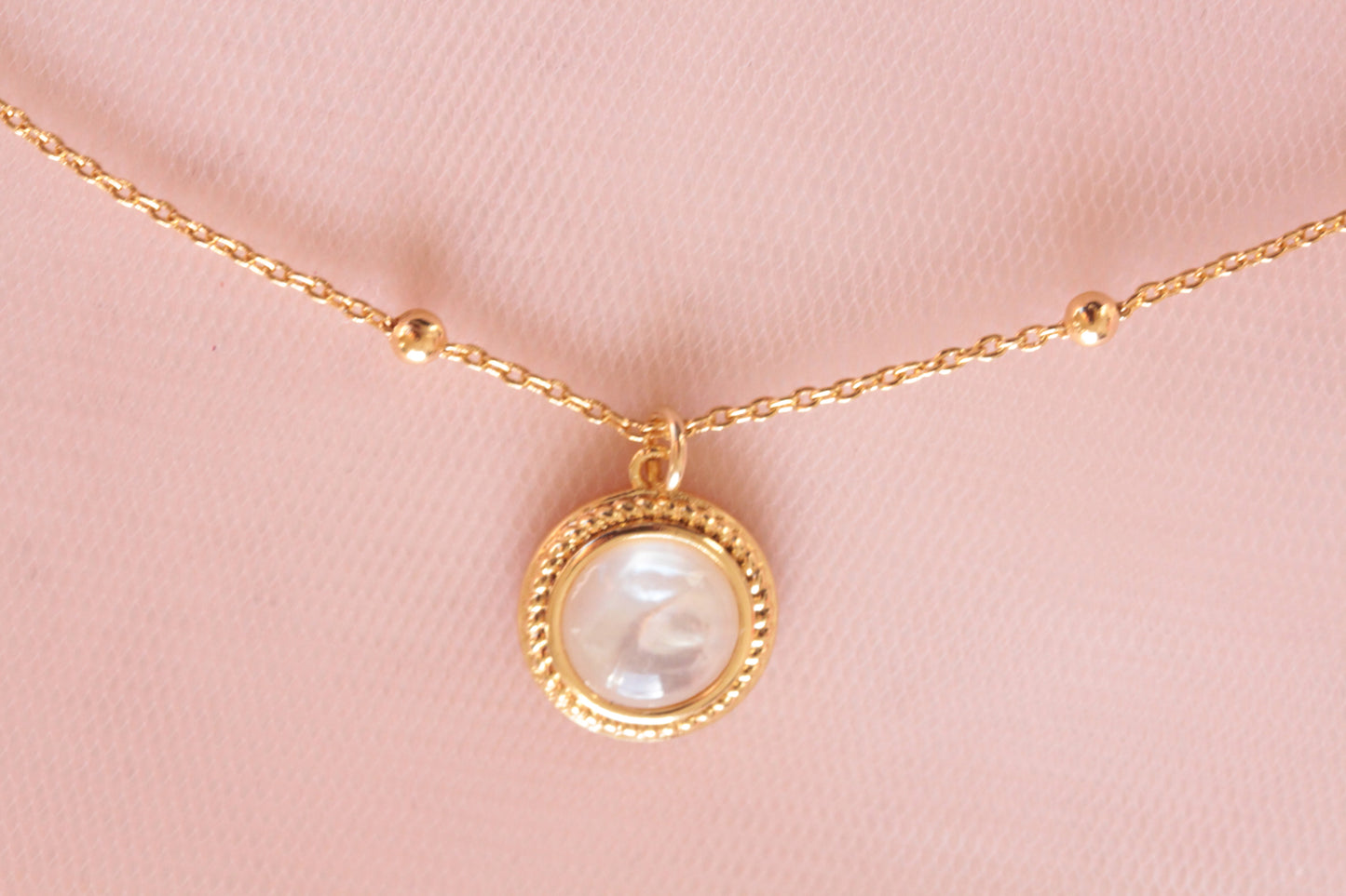 Collier minimaliste plaqué or avec pendentif nacre