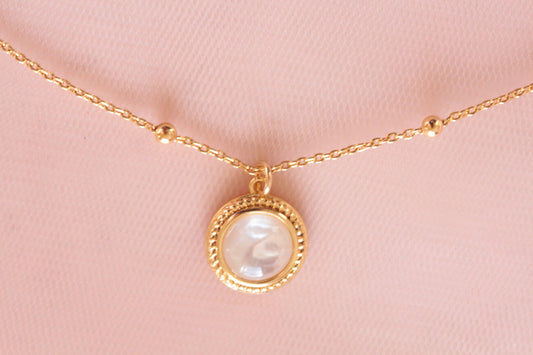 Collier minimaliste plaqué or avec pendentif nacre