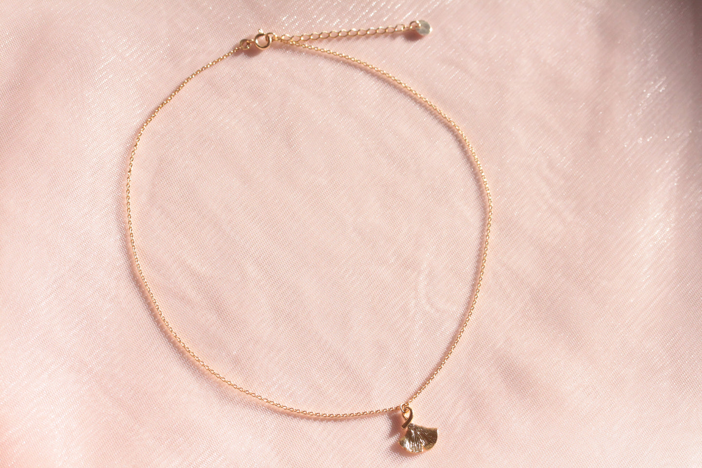 Collier plaqué or et pendentif doré feuille de gingko