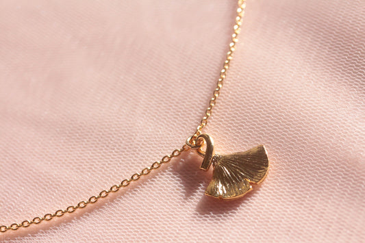 Collier plaqué or et pendentif doré feuille de gingko