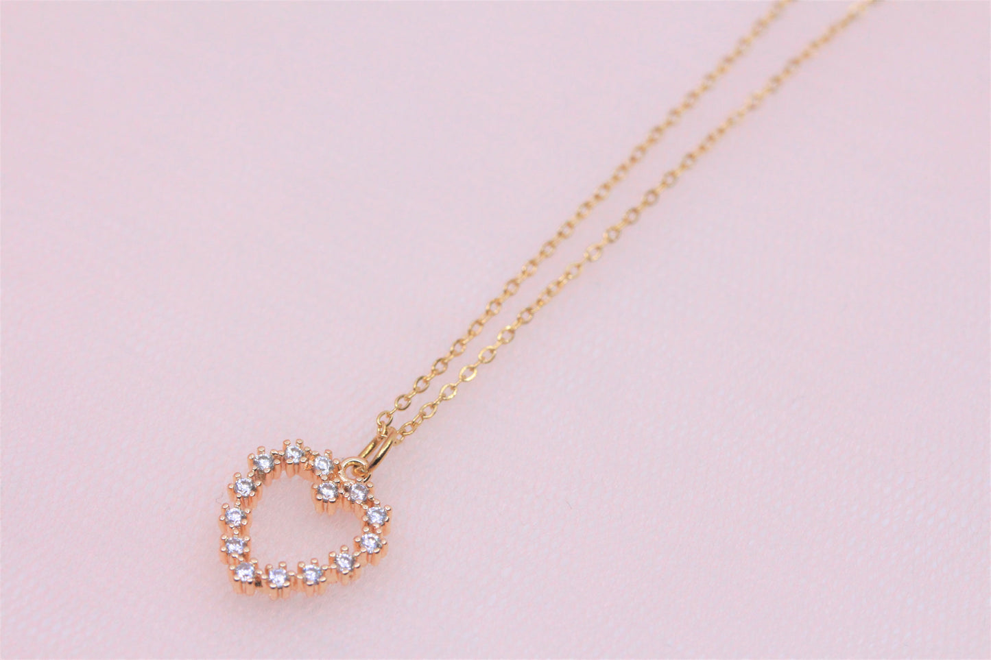 Collier chaine fine acier inoxydable avec pendentif cœur strass