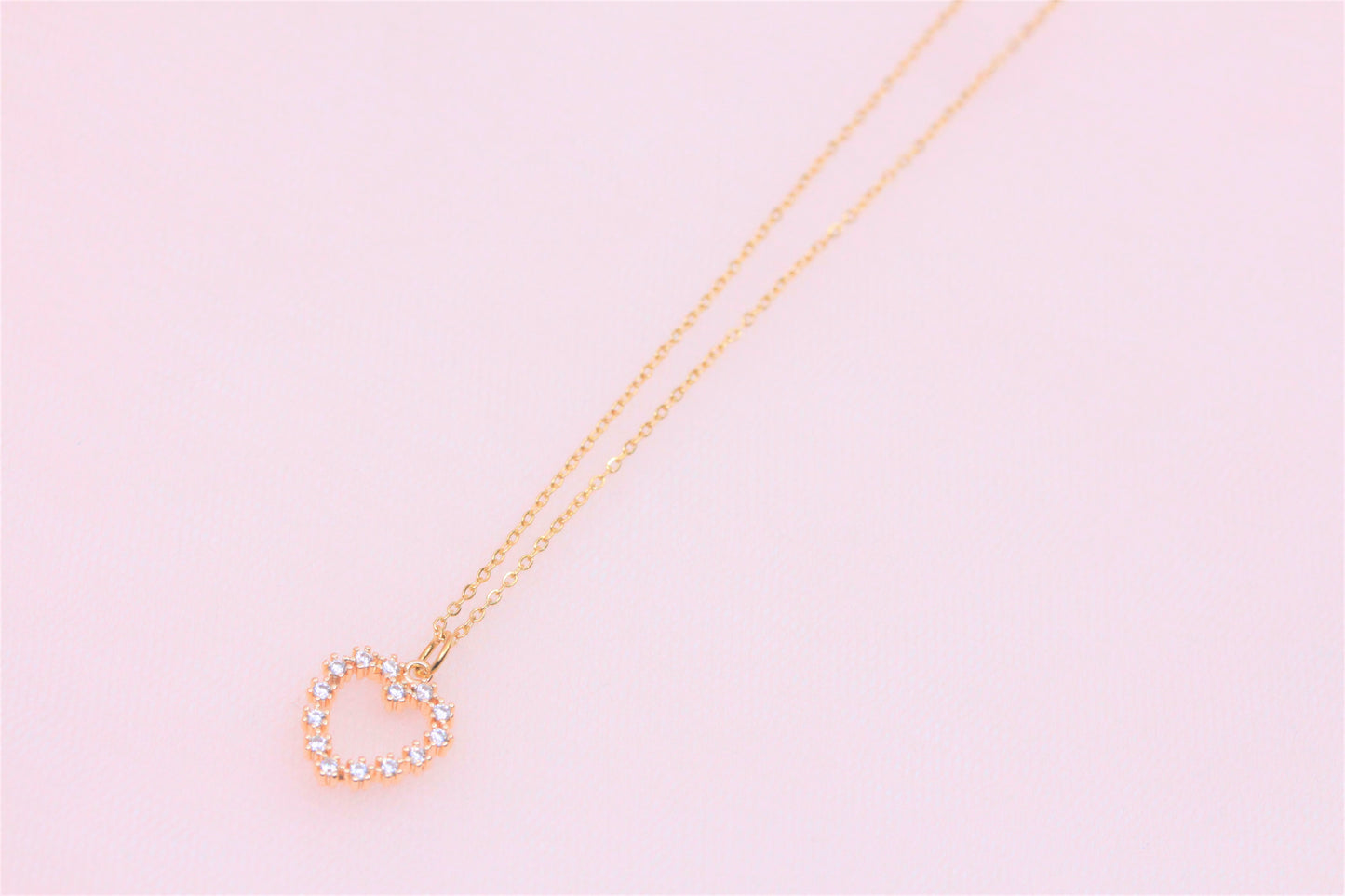 Collier chaine fine acier inoxydable avec pendentif cœur strass